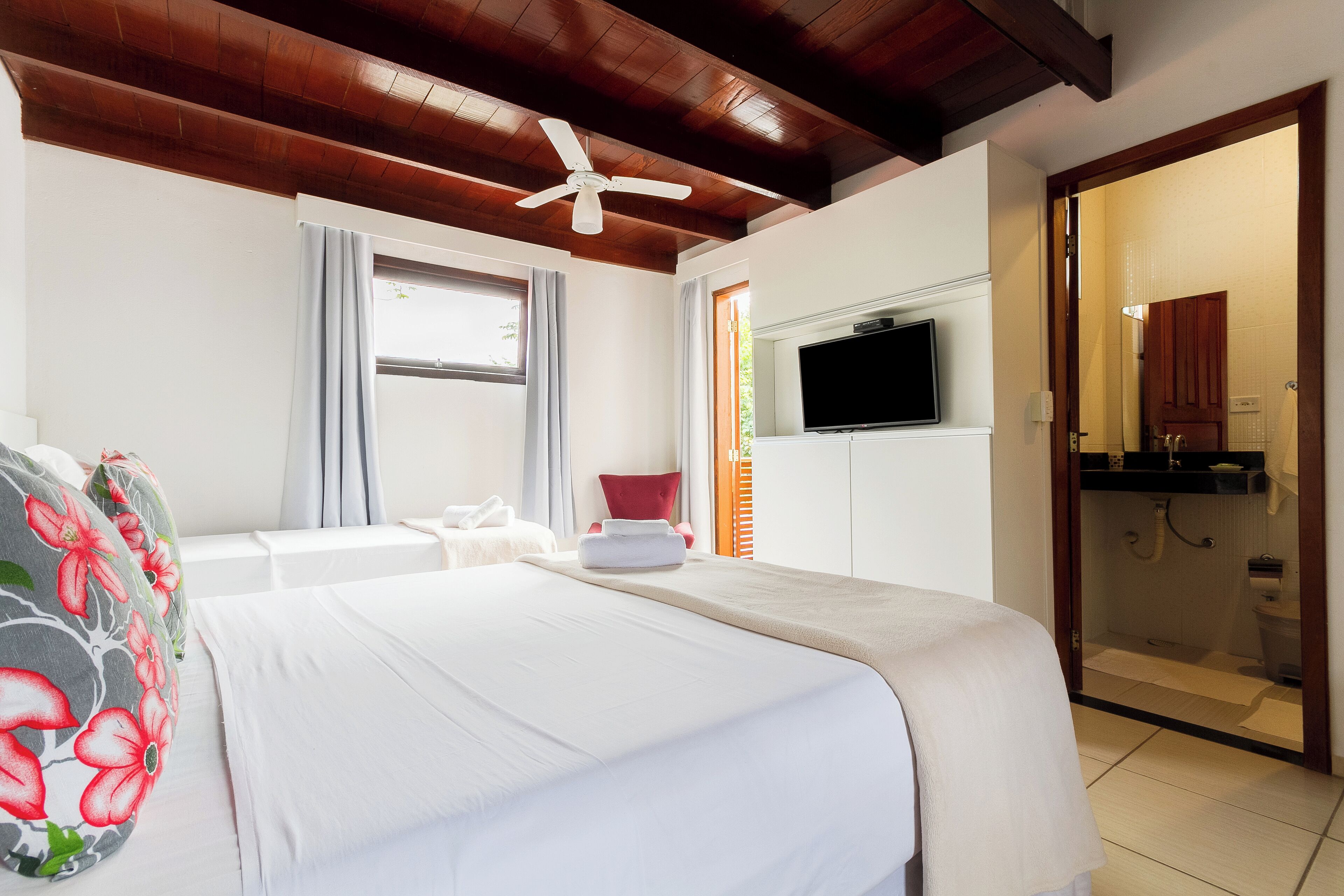 family room, lanai, mezzanine | 1 bedroom, hypo-allergenic bedding, minibar, desk