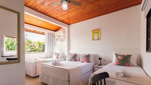 A hotel room with two beds, a ceiling fan, and a window with curtains. - Pousada Recanto do Jabaquara (Paraty)
