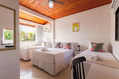 Standard Quadruple Room | Hypo-allergenic bedding, minibar, desk, blackout drapes. Pousada Recanto do Jabaquara
