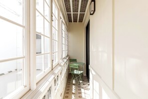 Habitació doble familiar | Sala d'estar | Televisor de pantalla plana 