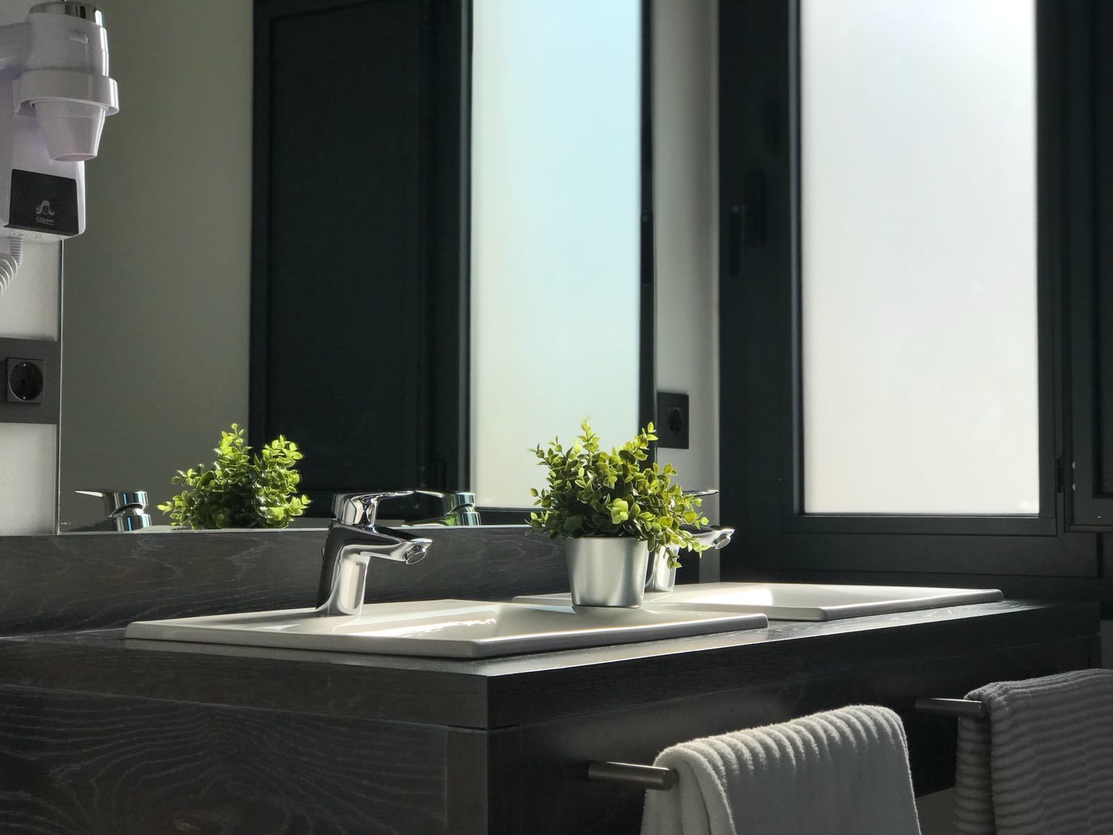 shower, rainfall showerhead, free toiletries, hair dryer