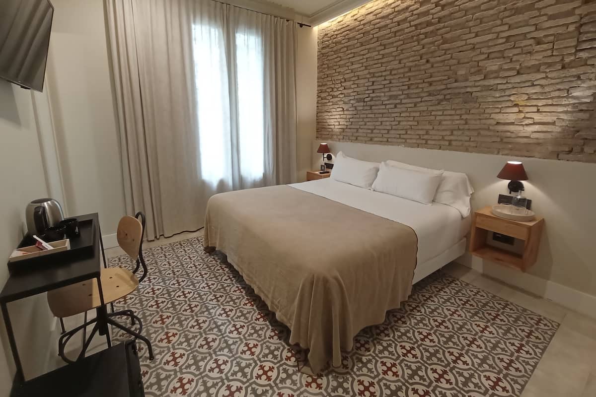 Deluxe Room with Balcony or Patio | Luxe beddengoed, donzen dekbedden, pillowtop-bedden, een minibar