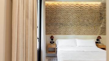 Deluxe Room with Balcony or Patio | Luxe beddengoed, donzen dekbedden, pillowtop-bedden, een minibar