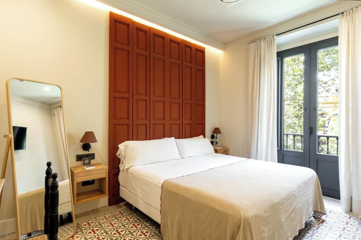 Deluxe Room with Balcony or Patio | 高級寢具、羽絨被、特厚豪華床墊、迷你吧