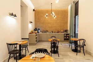 Café da manhã self-service diário (EUR 13 por pessoa) 