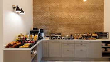 Se ofrece un desayuno autoservicio todos los días (13 EUR por persona)