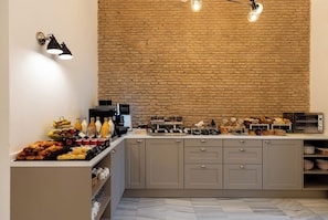 Petit déjeuner en libre-service (13 EUR par personne)