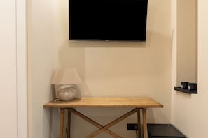 Standaard tweepersoonskamer | Woonruimte | Flatscreentelevisie