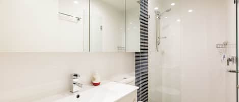 Appartement Premium, 1 chambre, terrasse | Salle de bain | Douche, articles de toilette gratuits, sĂšche-cheveux