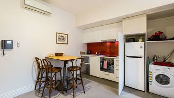 Apartemen Premium, 1 kamar tidur, teras | Makan di kamar