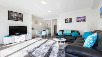 Departamento básico, 1 habitación | Área de sala de estar | Televisión de pantalla plana
