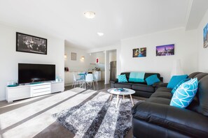 基础公寓, 1 间卧室 | 起居区 | 平板电视