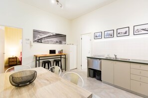 Apartament prèmium, 1 dormitori, bany privat | Zona de menjador de l'habitació