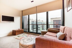 プレミアム アパートメント バルコニー | リビングルーム | 40 cmの薄型テレビ (デジタル放送視聴可)、テレビ