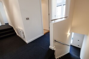 Basic-Apartment, 2 Schlafzimmer, Balkon | 2 Schlafzimmer, Bügeleisen/Bügelbrett, Babybetten, kostenloses WLAN