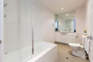 Appartement, 2 chambres, balcon | Salle de bain