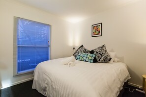 2 bedrooms, individually decorated, individually furnished - DAWN, 2BDR Carlton Apartment (Carlton)