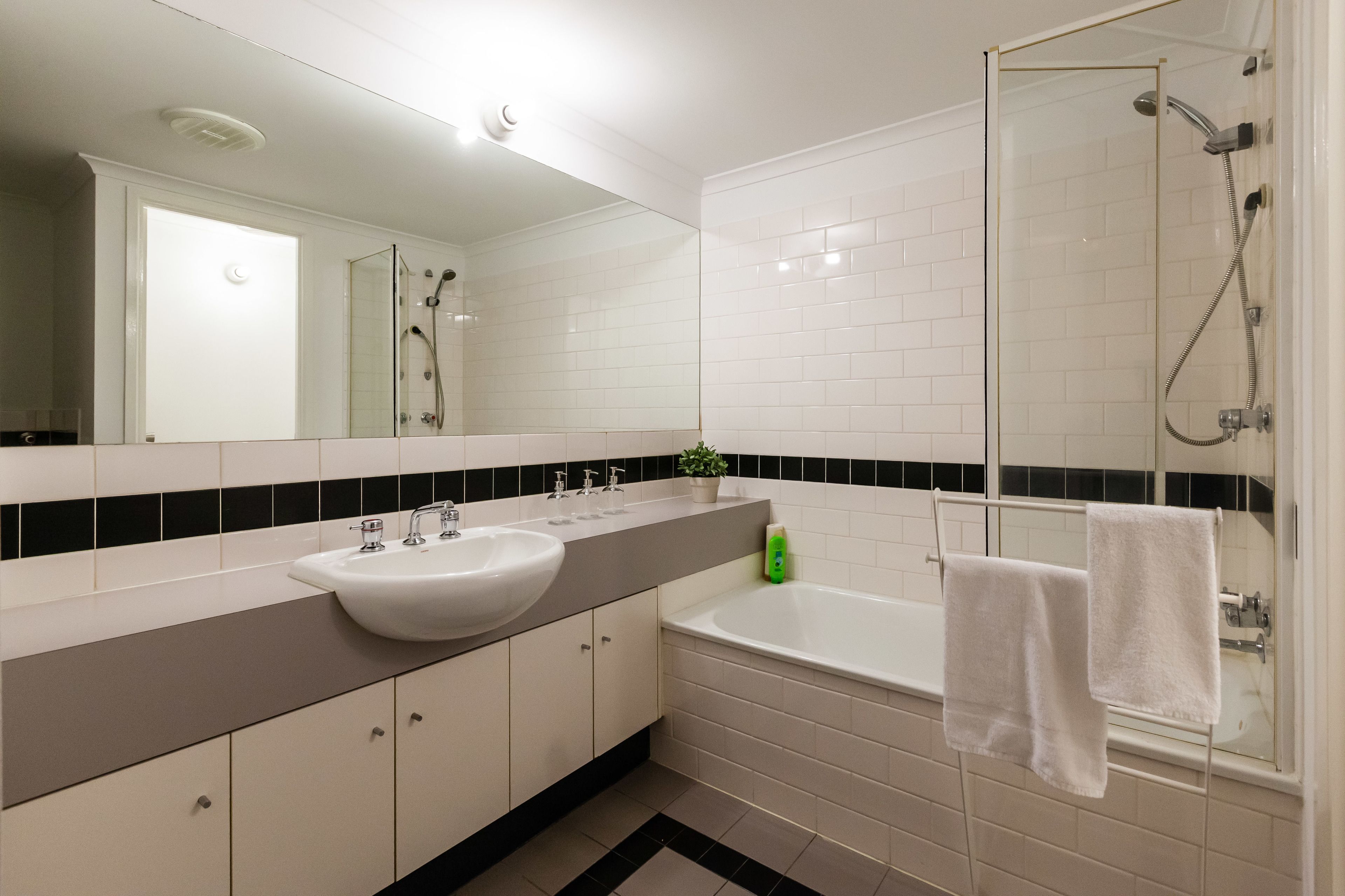 Appartement familial, 2 chambres | Salle de bain | Douche, articles de toilette (gratuits), séchoir à cheveux