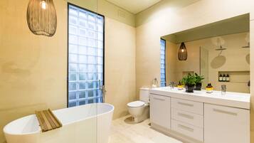 Premium House, 2 Bedrooms | Bathroom | Shower, free toiletries, hair dryer, towels