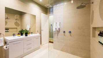 Premium House, 2 Bedrooms | Bathroom | Shower, free toiletries, hair dryer, towels