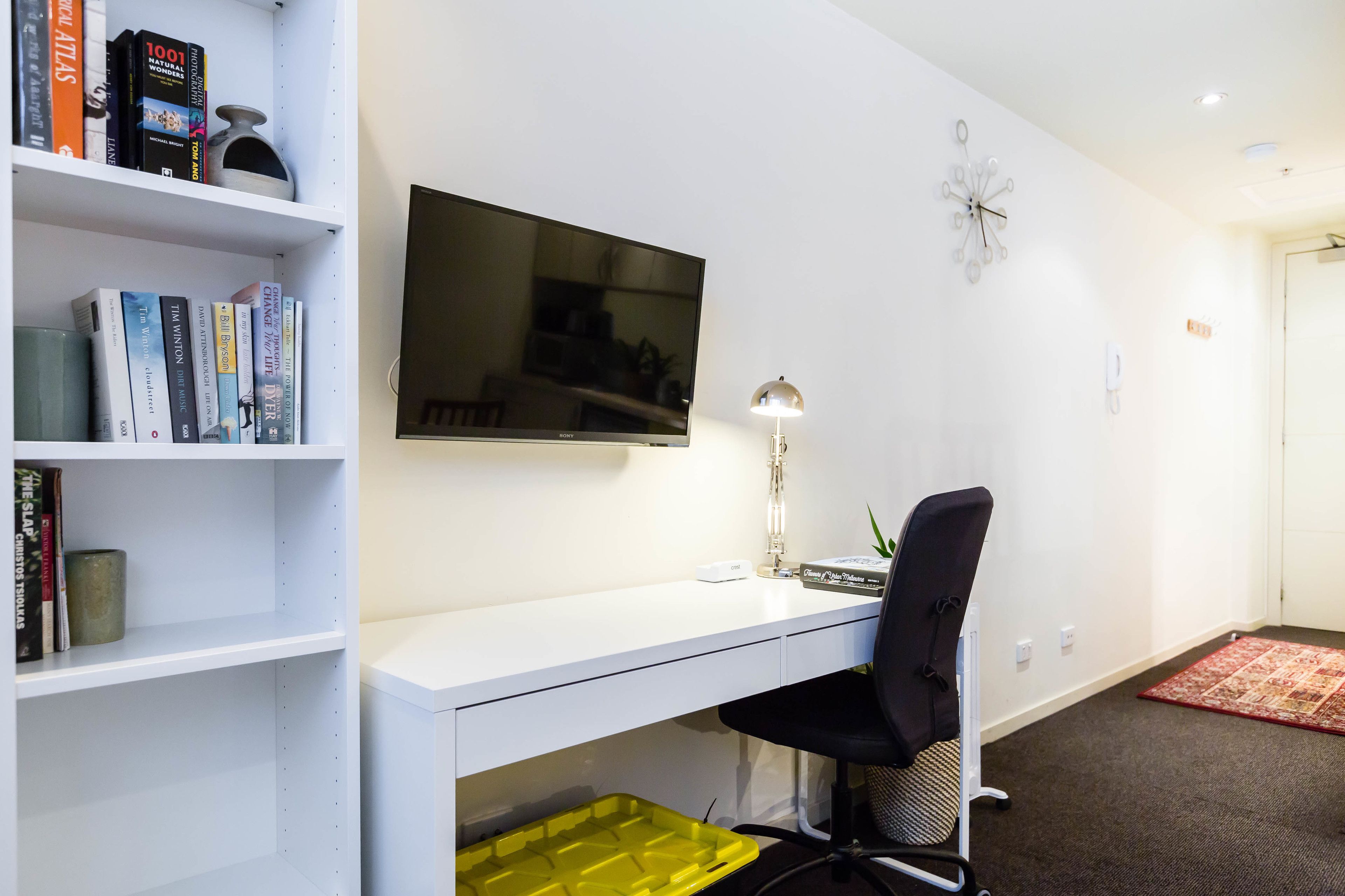 Estudio básico, baño privado | Servicio de la habitación