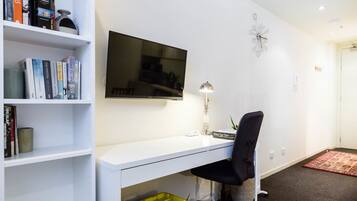 Estudio básico, baño privado | Servicio de la habitación