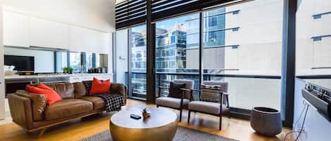 プレミアム アパートメント 1 ベッドルーム | リビング エリア | 40 インチの薄型テレビ (デジタル放送視聴可)、テレビ