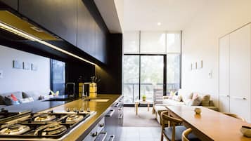 Departamento Premium, 1 habitación | Cocina privada | Refrigerador con congelador, microondas, horno y parrilla de estufa