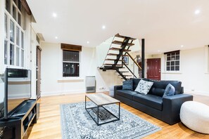 Premium House, 2 Bedrooms | Living room | Flat-screen TV - HELENA, 2BDR Fitzroy House (Fitzroy)