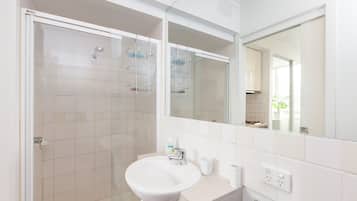 Basic Studio, Private Bathroom | Bathroom | Shower, free toiletries, hair dryer, towels