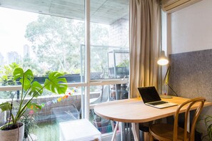 Departamento Premium, 1 habitación, balcón | Área de sala de estar | Televisión de pantalla plana de 40 pulgadas con canales digitales 