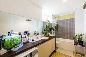 Departamento Premium, 1 habitación, balcón | Baño | Regadera, amenidades de baño gratuitas, secadora de cabello, toallas 