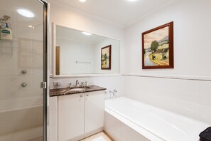 Family House, 2 Bedrooms | Bathroom | Shower, free toiletries, hair dryer, towels - JASMINE, 2BDR Port Melbourne House (Port Melbourne)