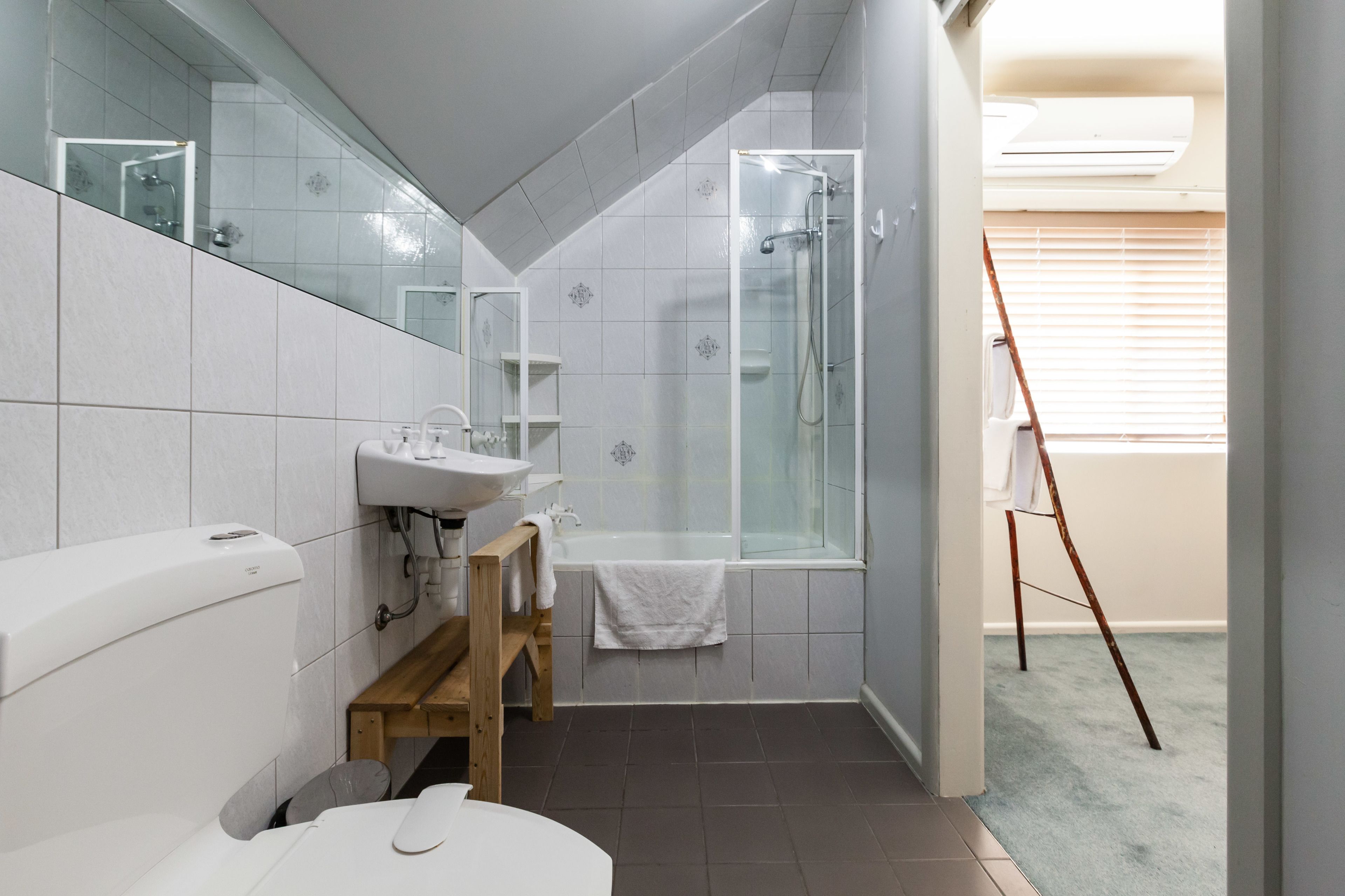 Family House, 3 Bedrooms | Bathroom | Shower, free toiletries, hair dryer, towels