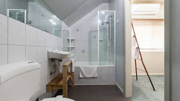 Family House, 3 Bedrooms | Bathroom | Shower, free toiletries, hair dryer, towels