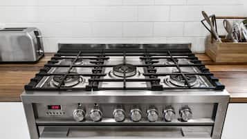 Family House, 3 Bedrooms | Private kitchen | Full-size fridge, microwave, oven, stovetop