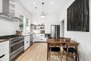 Refrigerador con freezer, microondas, horno, placa de cocina