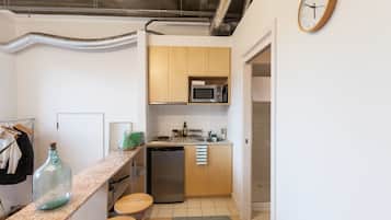 Standard Studio, Private Bathroom | Private kitchenette | Full-size fridge, microwave, stovetop, cookware/dishes/utensils