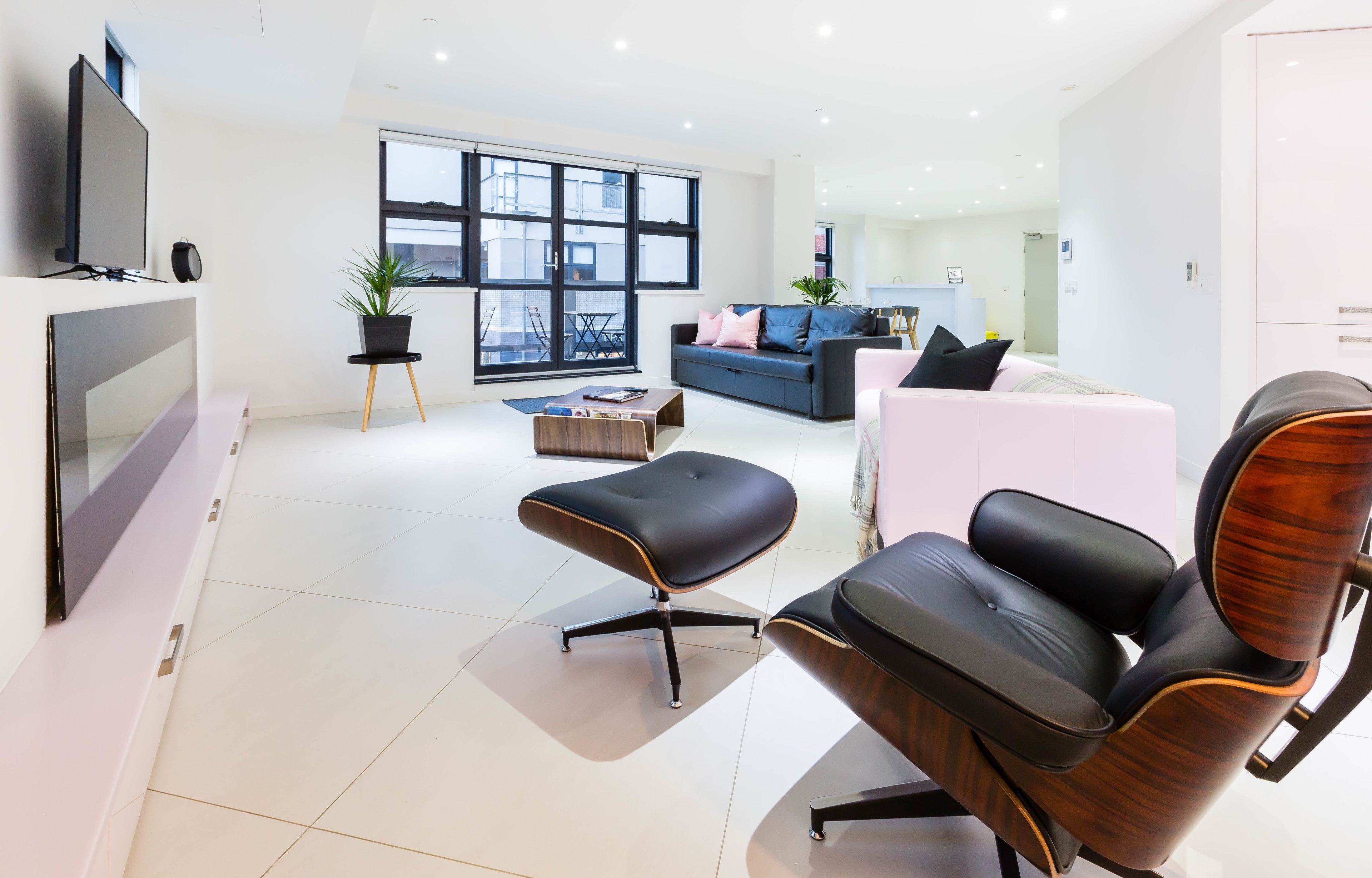 Deluxe Apartment, 3 Bedrooms | Living room | Flat-screen TV