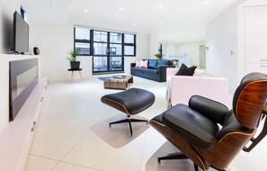 Deluxe Apartment, 3 Bedrooms | Living room