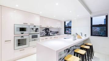 Apartemen Deluks, 3 kamar tidur | Dapur pribadi | Lemari es besar, microwave, oven, dan kompor