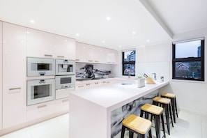 Apartemen Deluks, 3 kamar tidur | Dapur pribadi | Lemari es besar, microwave, oven, dan kompor