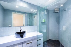 Deluxe Apartment, 3 Bedrooms | Bathroom