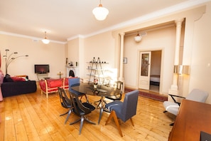 Premium Apartment, 1 Bedroom, Private Bathroom | In-room dining