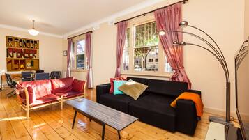 Apartemen Premium, 1 kamar tidur, kamar mandi pribadi | Ruang keluarga | Televisi layar datar 40-inci dengan saluran TV digital dan TV