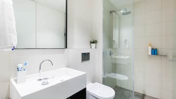 Premium Apartment, 1 Bedroom, Balcony | Bilik Mandi | Pancuran mandi, kelengkapan dandanan diri percuma, pengering rambut