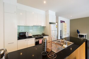 Private kitchen - MEGAN, 2BDR Melbourne Apartment (Melbourne)