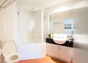 Căn hộ Premium, 2 phòng ngủ | Phòng tắm | Buồng tắm vòi sen, đồ dùng nhà tắm miễn phí, máy sấy tóc, khăn tắm 