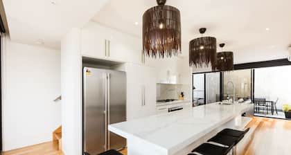 RENEE, 4BDR North Melbourne House