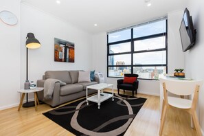 Premium-Apartment, 1 Schlafzimmer, eigenes Bad | Wohnbereich | Flachbildfernseher